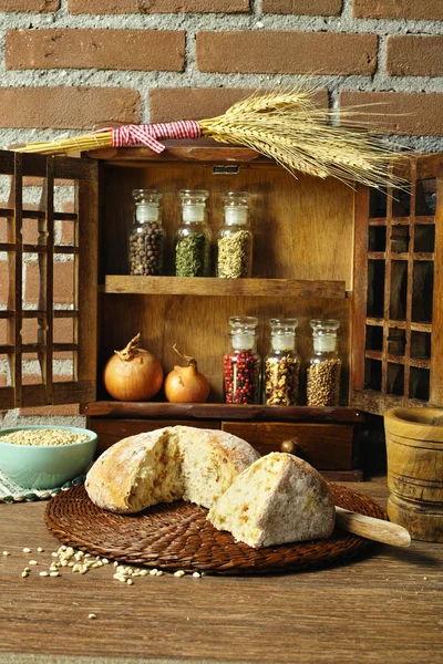 Pan redondo hecho en casa con cebolla al estilo rural — Foto de Stock