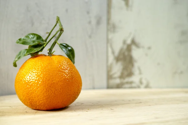 Fresh mandarin oranges fruit with green leaves — Stock fotografie