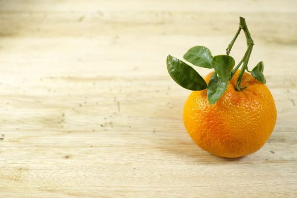 Čerstvé mandarína pomeranče plody se zelenými listy útulný prostor — Stock fotografie