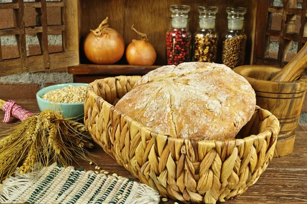 Round Loaf of Home made Bread with onion in countryside style — Stockfoto