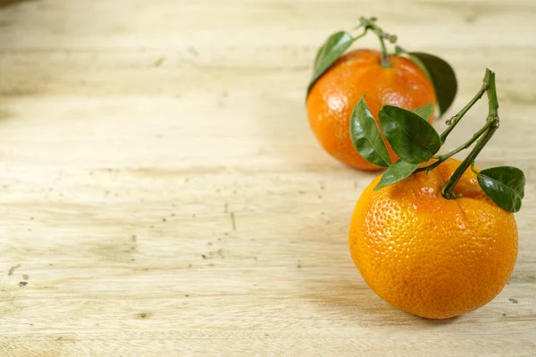 Fresh mandarin oranges fruit with green leaves copy space — Stock fotografie