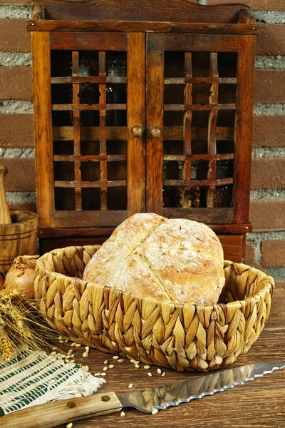 Pan redondo hecho en casa con cebolla al estilo rural — Foto de Stock