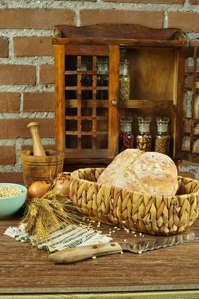 Round Loaf of Home made Bread with onion in countryside style — Stockfoto