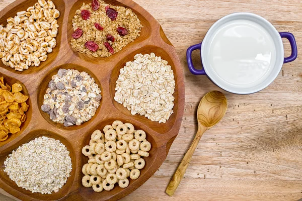 Cuenco de madera con cereales de desayuno mixtos y tazón azul con patatas fritas — Foto de Stock