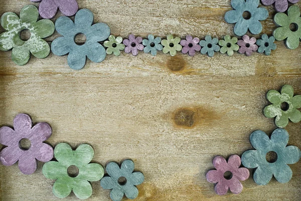 Flores de madera de colores sobre fondo de madera, decoración — Foto de Stock