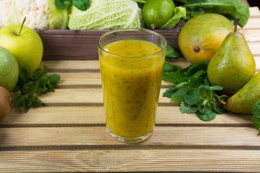 Meyve ve sebze ile Yeşil taze smoothie