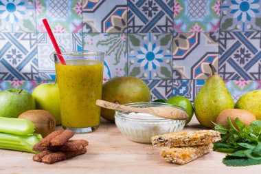 Yougurt ile kahvaltı, yeşil taze smoothie ve meyve ve vege