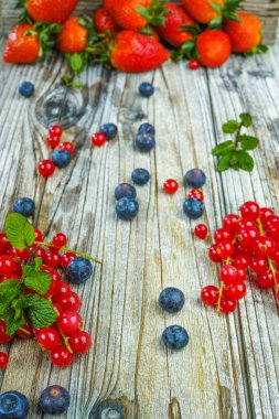Taze organik çilek, mavi ve kırmızı meyve