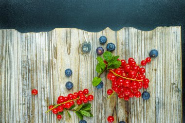 Taze organik çilek, mavi ve kırmızı meyve