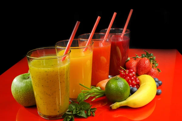 Colofrul fresh pressed fruit juices in tall glasses with fruits — Stock Photo, Image