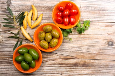 Dev zeytin ve kiraz domates ile Tapas kase
