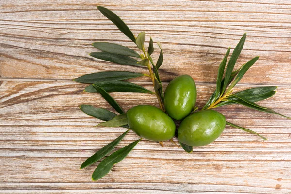 Aceitunas verdes con hojas —  Fotos de Stock