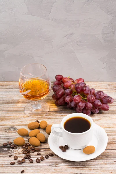 Csésze kávé espresso, a csokoládé, a szőlő és a pálinka — Stock Fotó