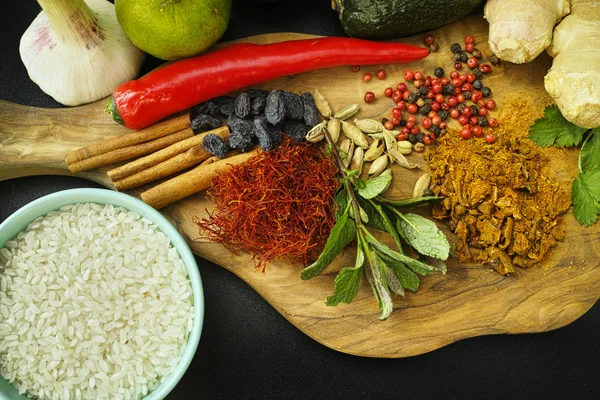 Cuenco con arroz blanco, verduras frescas y especias para cocinar — Foto de Stock