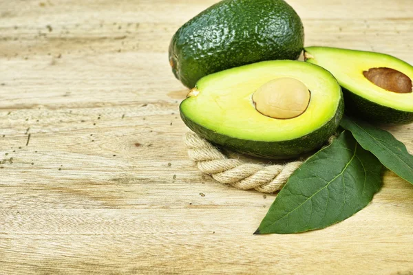 Свежий зелёный авокадо — стоковое фото