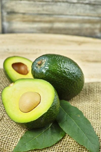 Frische grüne Avocado — Stockfoto