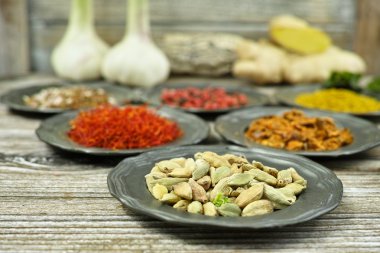 Kakule - baharat ve metal kaseotlar. Yemek ve mutfak