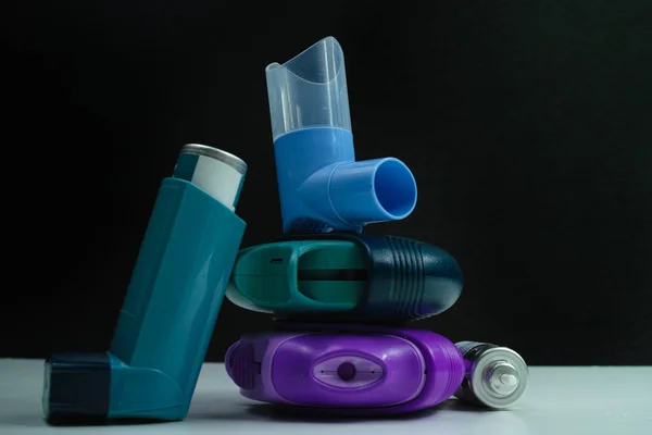 Medicamentos para el asma. Conjunto de inhaladores y medicamentos — Foto de Stock