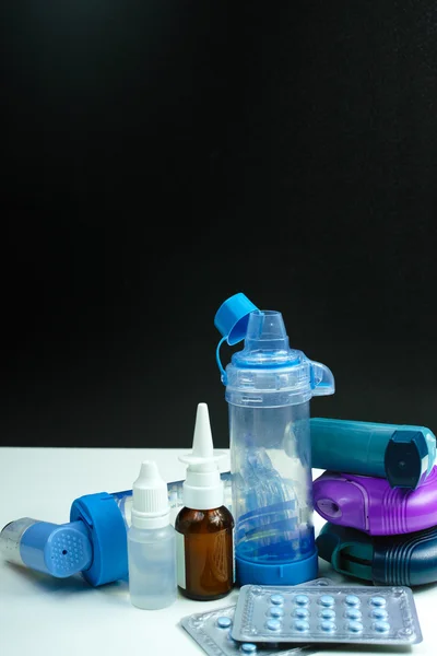 Medicamentos para el asma. Conjunto de inhaladores y medicamentos — Foto de Stock