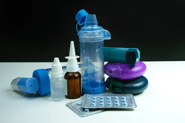 Medicamentos para el asma. Conjunto de inhaladores y medicamentos — Foto de Stock