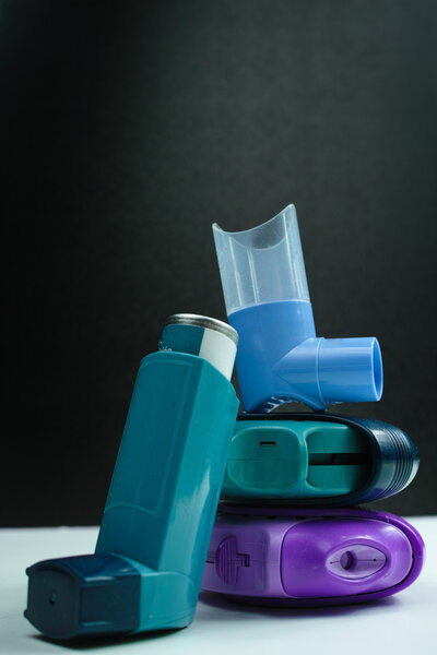 Лекарства от астмы. Набор ингаляторов и лекарств
 