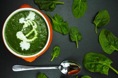 Taze yeşil ıspanak çorbası