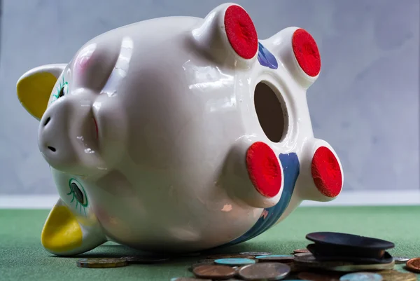 Piggy bank és érmék - üzleti koncepció — Stock Fotó