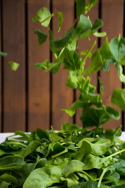 Bladeren van verse groene spinazie — Stockfoto