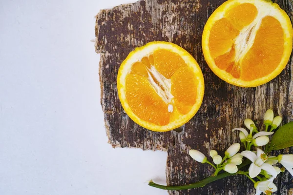 Yaprak ve portakal ağacı çiçek rustik ahşap üzerine taze portakal