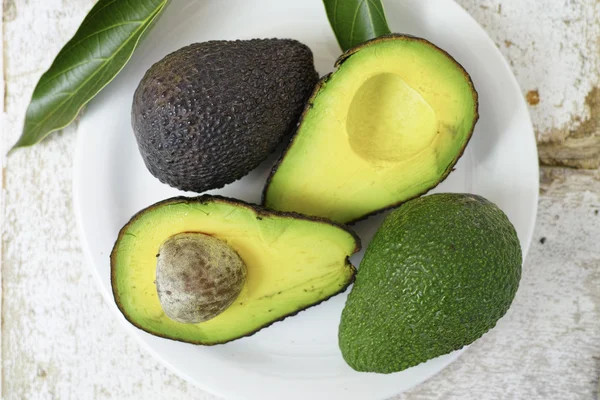 Frische grüne geschnittene Avocado — Stockfoto