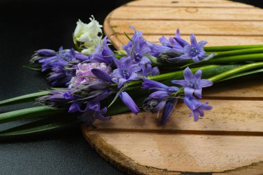Buket renkli yabani sümbül ahşap kalp ile