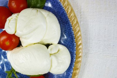 Geleneksel İtalyan mozzarella tamamlayan domates ve fesleğen o