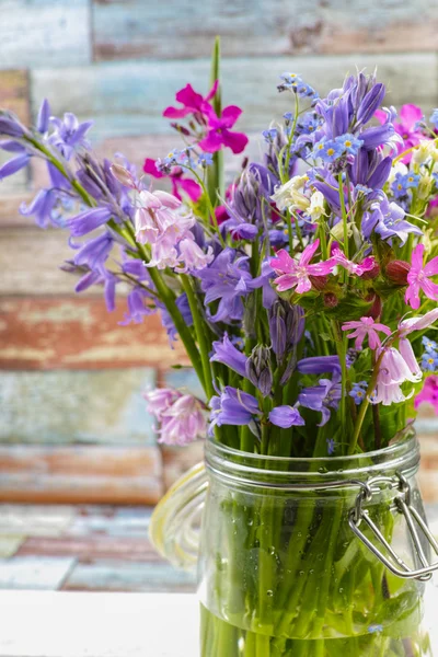 Джар зі свіжим барвистим букетом весняні лісові квіти та гіацин — стокове фото