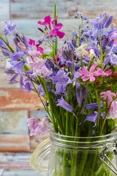 Джар зі свіжим барвистим букетом весняні лісові квіти та гіацин — стокове фото