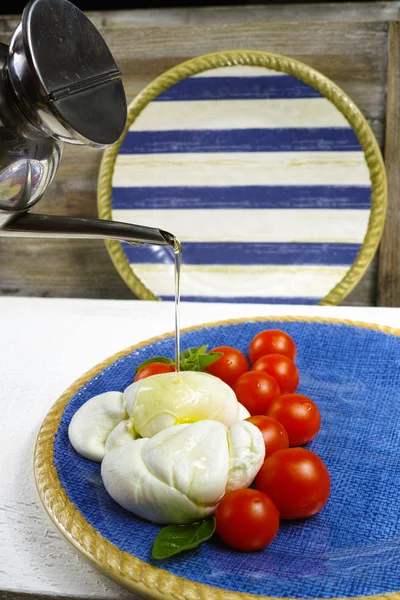 Buffala παραδοσιακή ιταλική μοτσαρέλα με ντομάτα και σως βασιλικού ένα — Φωτογραφία Αρχείου