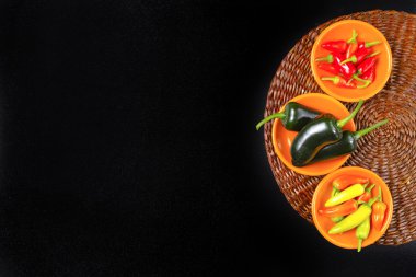 Meksika sıcak biber renkli karışımı jalapeno turuncu kase üzerinde