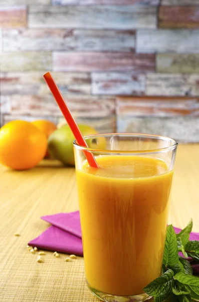 Здоровый свежий прессованный манго и апельсиновый сок с зерном и мин — стоковое фото