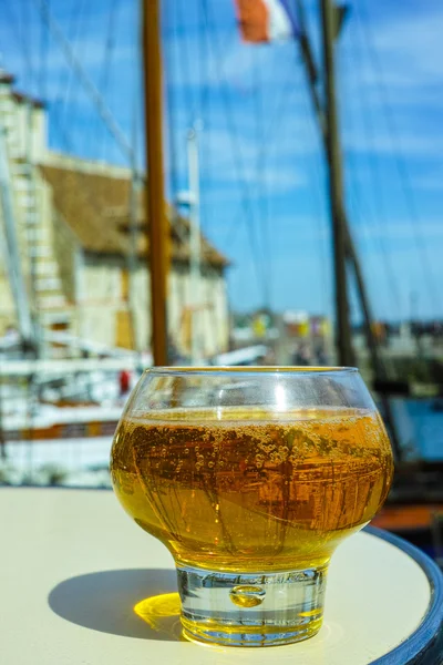 Glas med goda äpple cider och ros vinstockar i gammal fransk by — Stockfoto