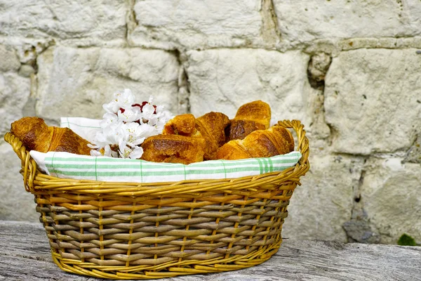 Vidrio con sabrosa sidra de manzana y rosa en el antiguo pueblo francés —  Fotos de Stock