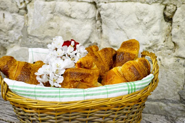 A finom almabor és Rózsa szőlő régi francia faluban, üveg — Stock Fotó