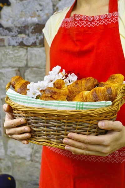 Bicchiere con gustoso sidro di mele e rosa nel vecchio villaggio francese — Foto Stock