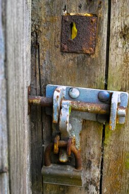 Eski Ahşap dokulu kapı ve paslı kilit kapat