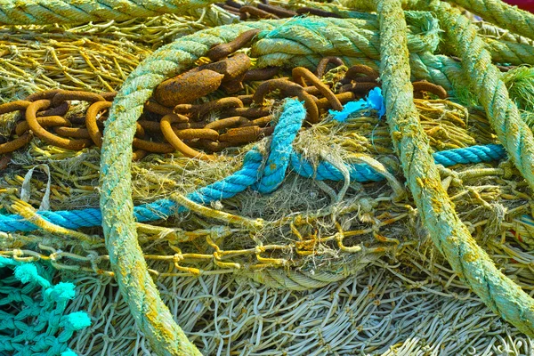 Redes de pesca e corrente de ferro velha — Fotografia de Stock