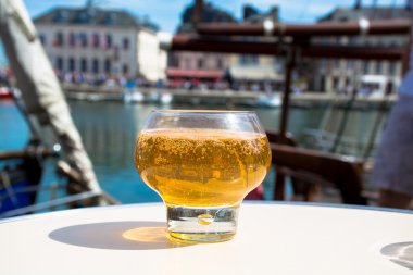 Lezzetli elma eski Fransız balıkçı köyü, Normandy ile cam