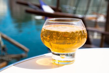 Lezzetli elma eski Fransız balıkçı köyü, Normandy ile cam