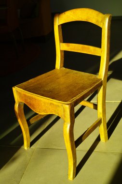 Akşam güneş ışıkları, vintage tarzı sandalye