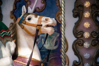 Bir Fransız Honfleur parlak vintage atlıkarınca. 