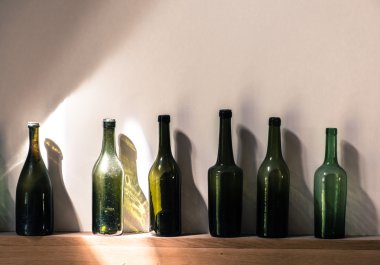 Eski koyu yeşil Normandy elma suyu ve calvados şişe  