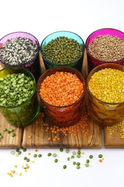 Çok renkli açık gözlük çeşitli baklagiller (yeşil bezelye, kırmızı mercimek, Kanada mercimek, Hint mercimek, siyah mercimek, yeşil mercimek, yeşil mung fasulye ile)