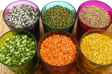 Çok renkli açık gözlük çeşitli baklagiller (yeşil bezelye, kırmızı mercimek, Kanada mercimek, Hint mercimek, siyah mercimek, yeşil mercimek, yeşil mung fasulye ile)